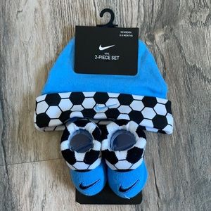 Nike two piece set - beanie and booties